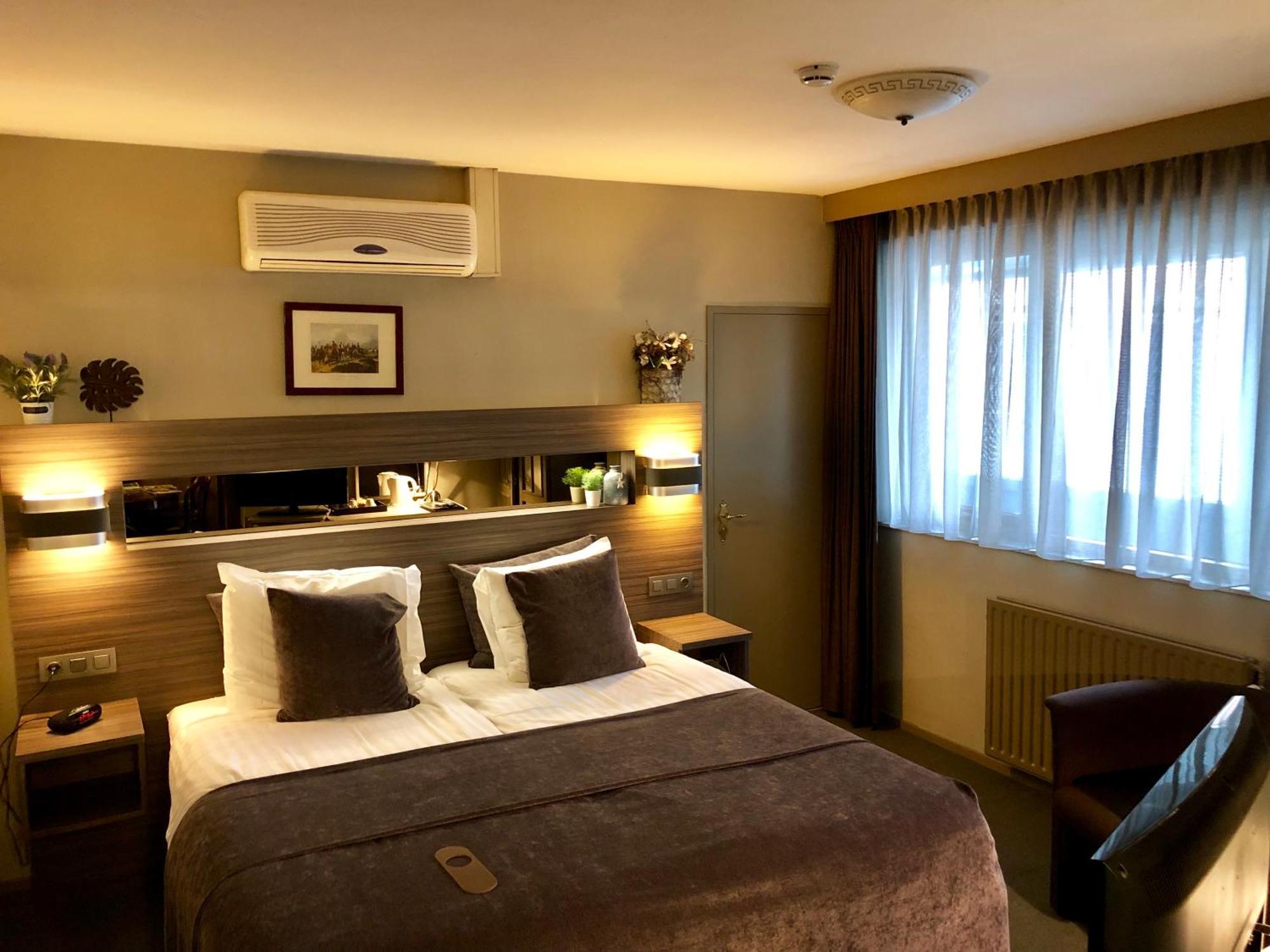 Grand Cafe Hotel De Bourgondier Bergen op Zoom Exterior foto
