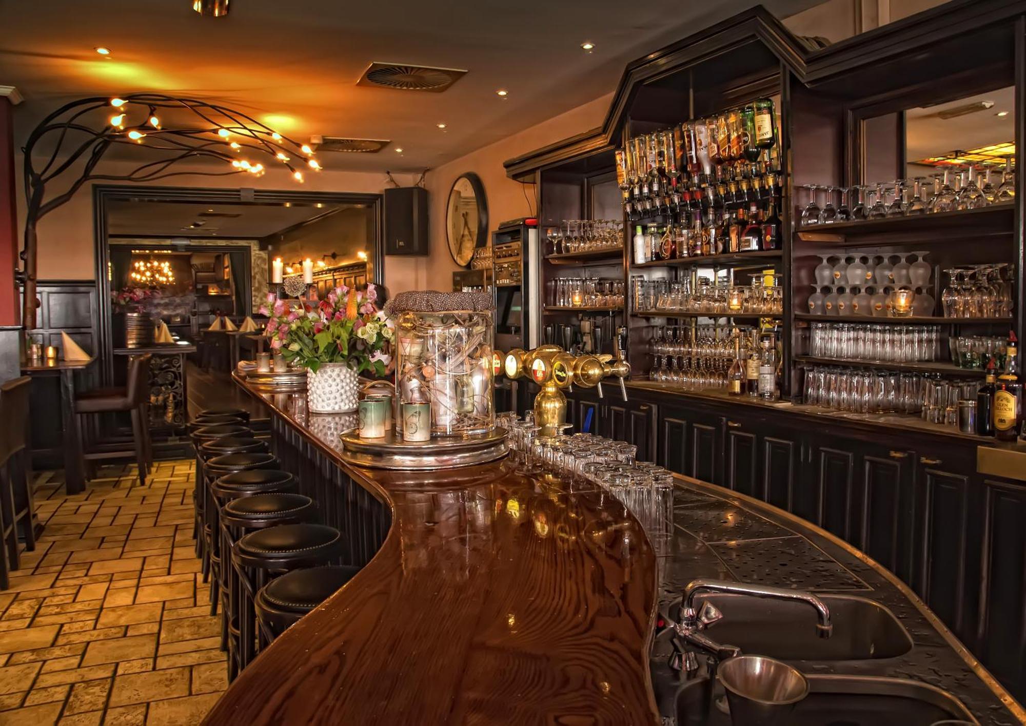 Grand Cafe Hotel De Bourgondier Bergen op Zoom Exterior foto